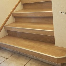 gerade Treppe mit Antrittsblockstufe belegt mit Laminat Trittstufen und Stellstufen Eiche ceme