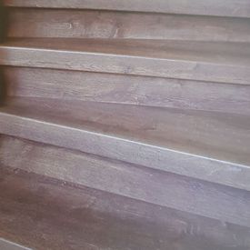  gewendelte Holztreppe belegt mit Vinyl Trittstufen Eiche Landhaus, Stellstufen und Wangen weiß