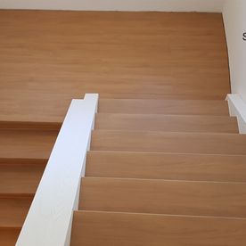 gewendelte Holztreppe belegt mit Laminat Trittstufen ,Stellstufen und Wange Buche